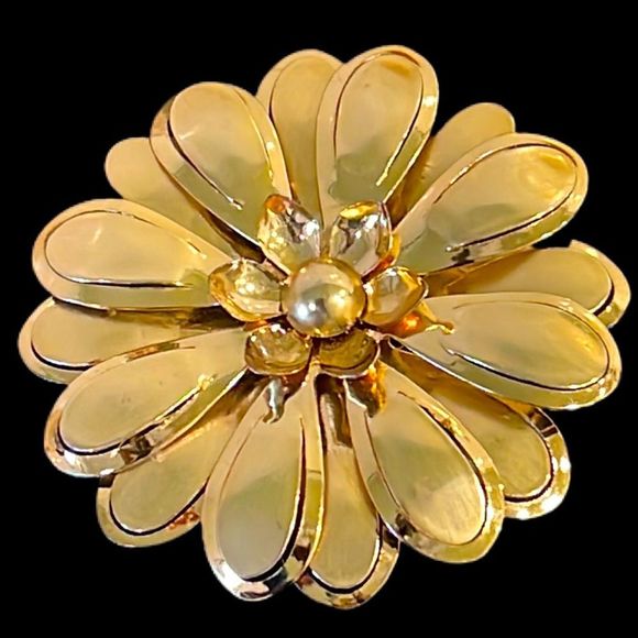 Vintage Gold Flower Brooch - Picture 1 of 12